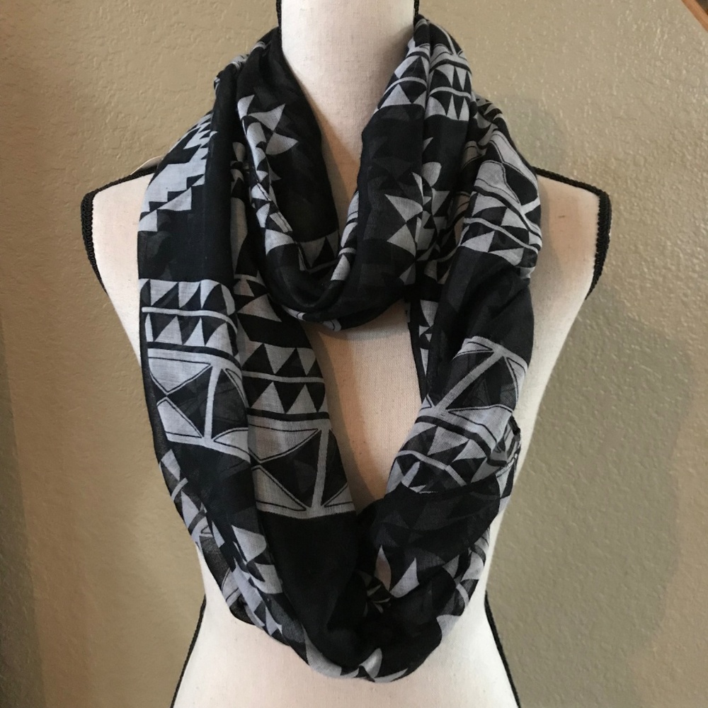 Icon Collection Black & White Infinity Scarf - Picture 2 of 3